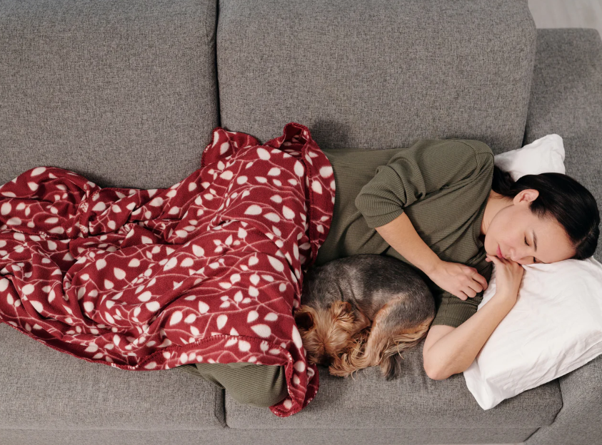 Mulher dormindo com seu cachorro