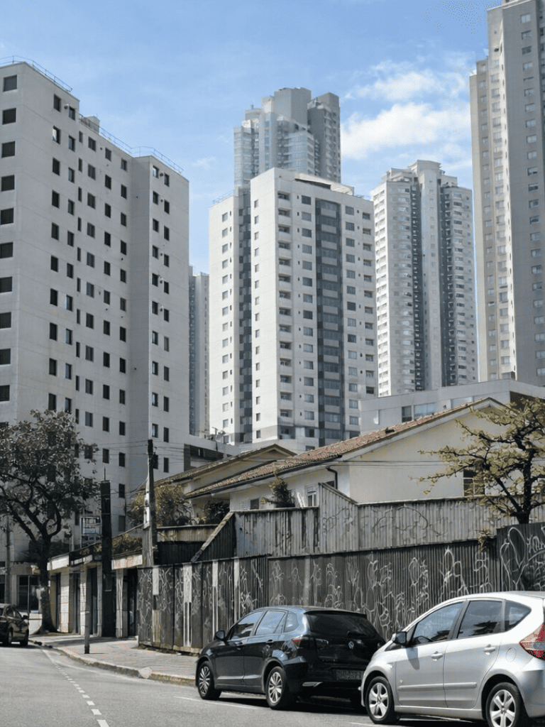 Bairro Alto da Lapa na Zona Oeste de São Paulo com perfil residencial e ruas arborizadas