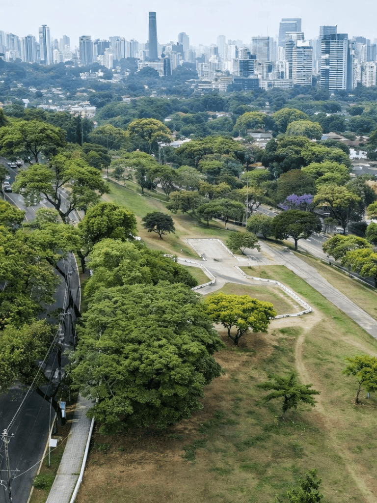 Vista do bairro Alto de Pinheiros em São Paulo com áreas verdes e residências