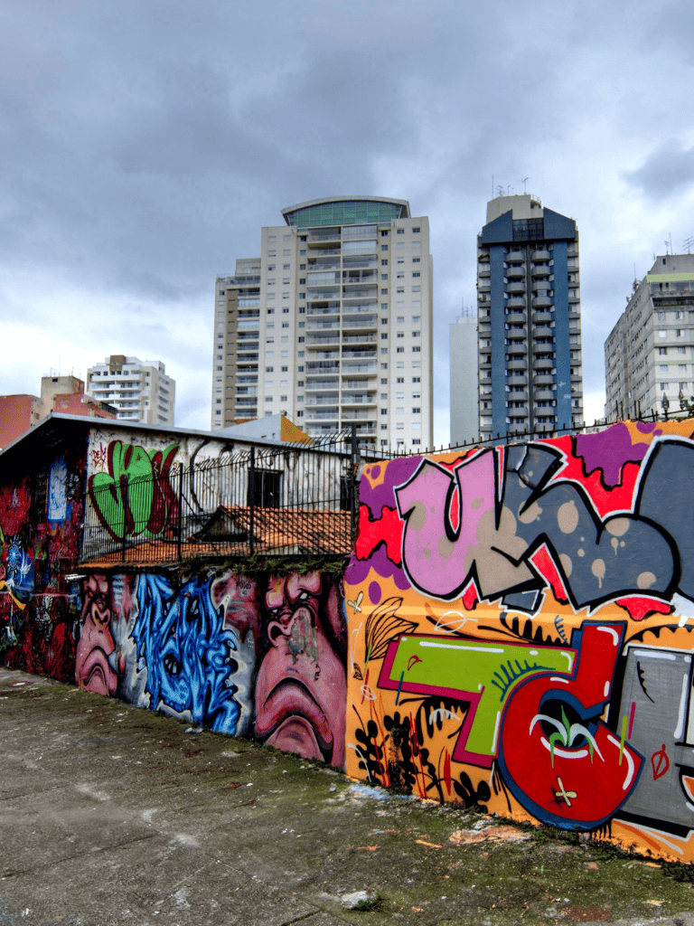 Grafites coloridos no Beco do Batman na Vila Madalena em São Paulo