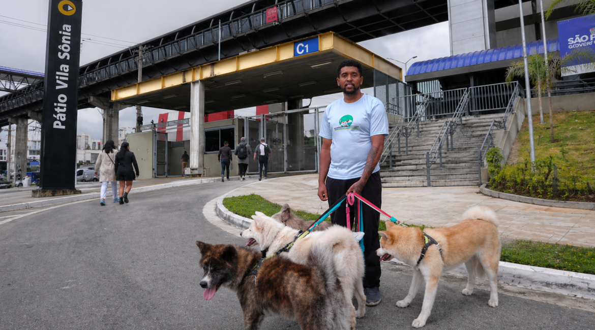 Dog walker na Vila Sônia passeando com cachorro em área residencial