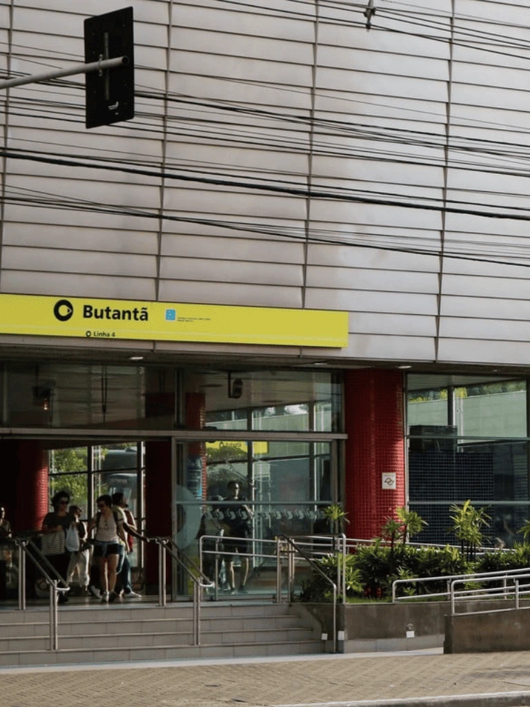 Vista da Estação de Metrô Butantã em São Paulo com estrutura e plataforma