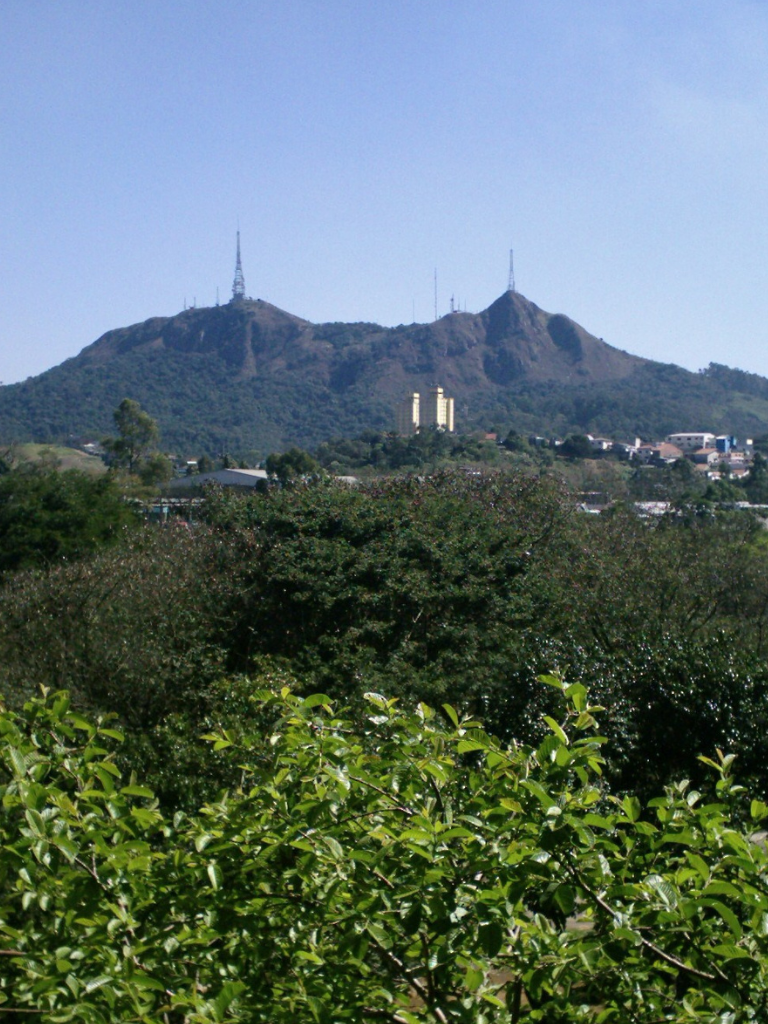 Distrito Jaraguá na Zona Noroeste de São Paulo com áreas urbanas e natureza