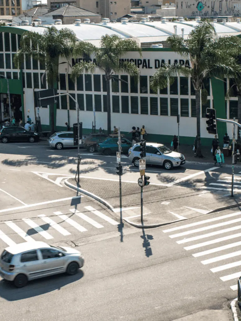 Mercado Municipal da Lapa na Zona Oeste de São Paulo com comércio e alimentos variados