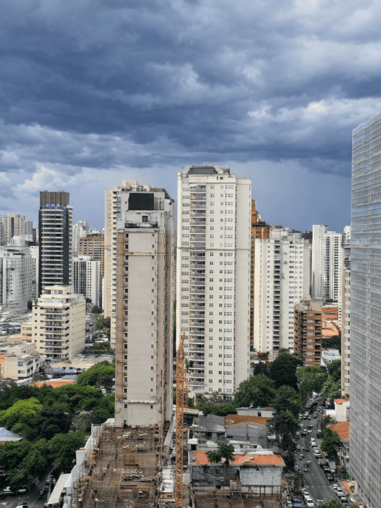 Bairro Moema na Zona Sul de São Paulo com alto padrão e infraestrutura urbana