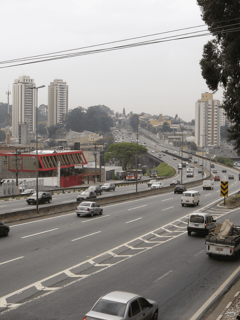 Rodovia Raposo Tavares na Zona Oeste de São Paulo com via urbana
