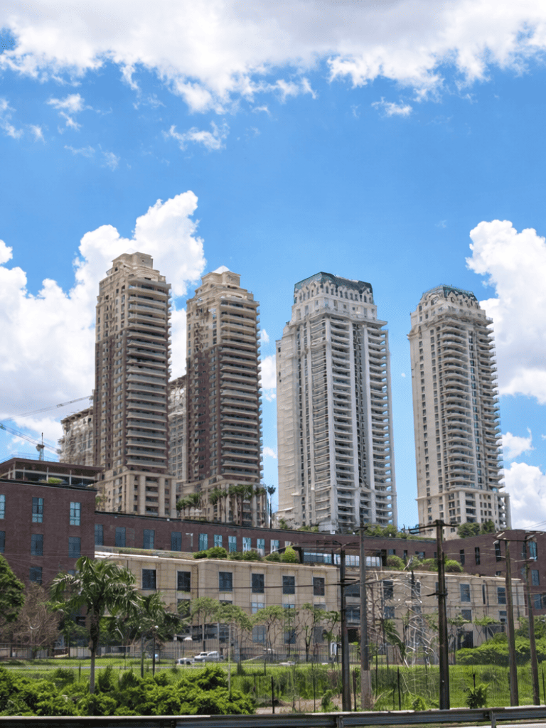 Shopping Cidade Jardim no bairro Jardim Panorama em São Paulo com arquitetura moderna