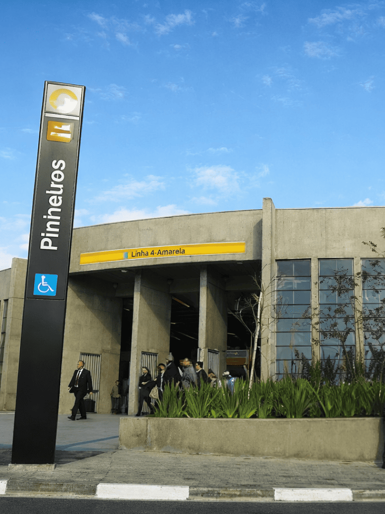 Vista do Terminal Intermodal Pinheiros em São Paulo com integração de transportes