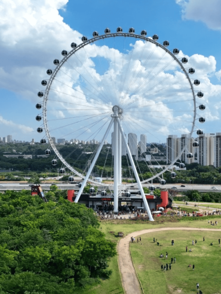 Bairro Vila Hamburguesa em São Paulo com ruas arborizadas e área residencial