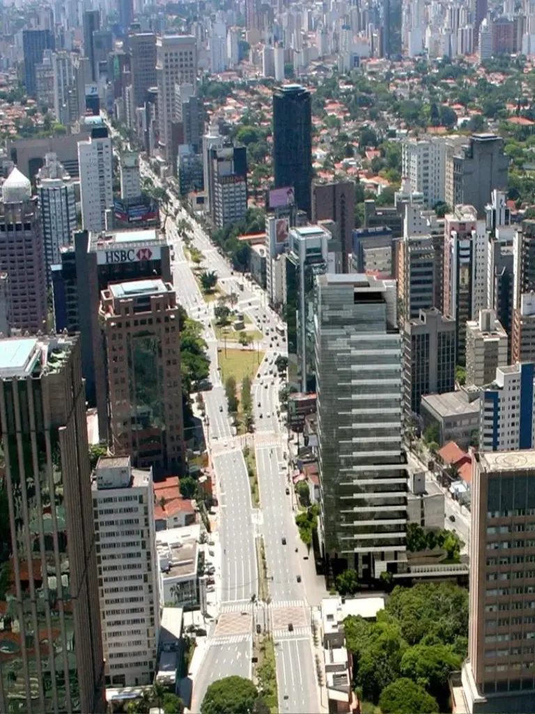 Bairro Vila Olímpia em São Paulo com prédios comerciais e área urbana moderna